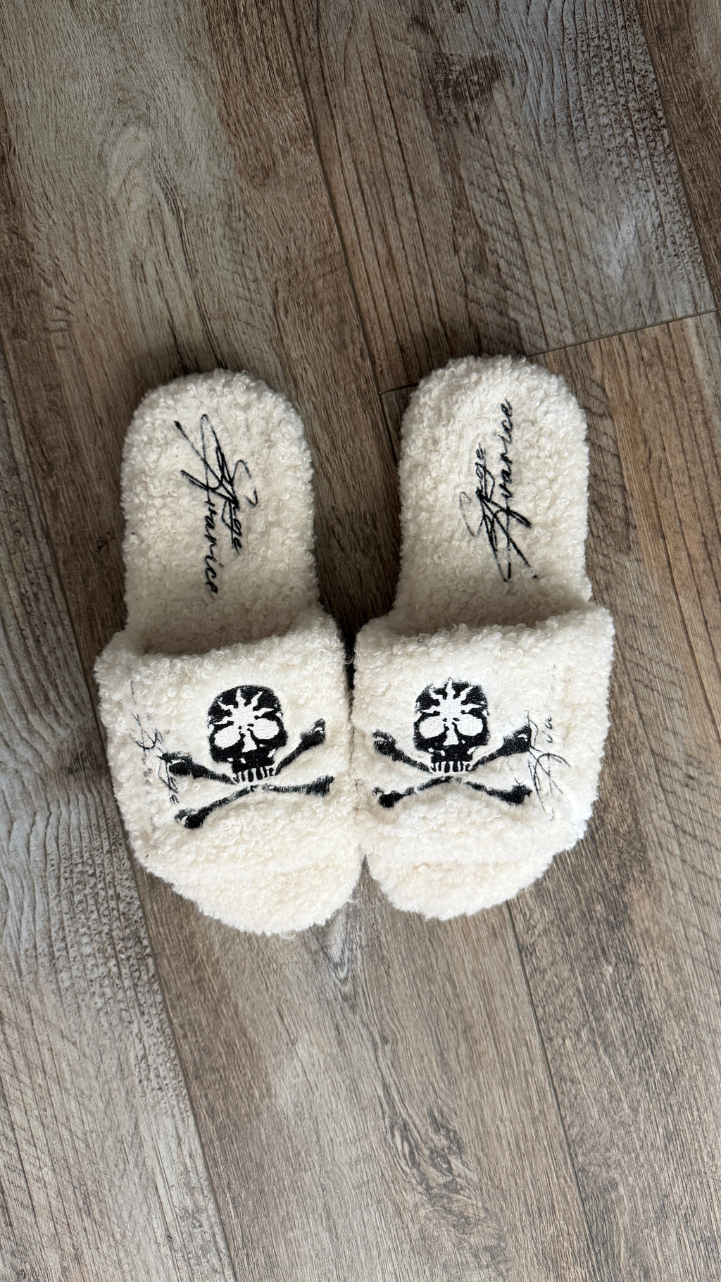 “KAMI” BONE FUR SLIDES