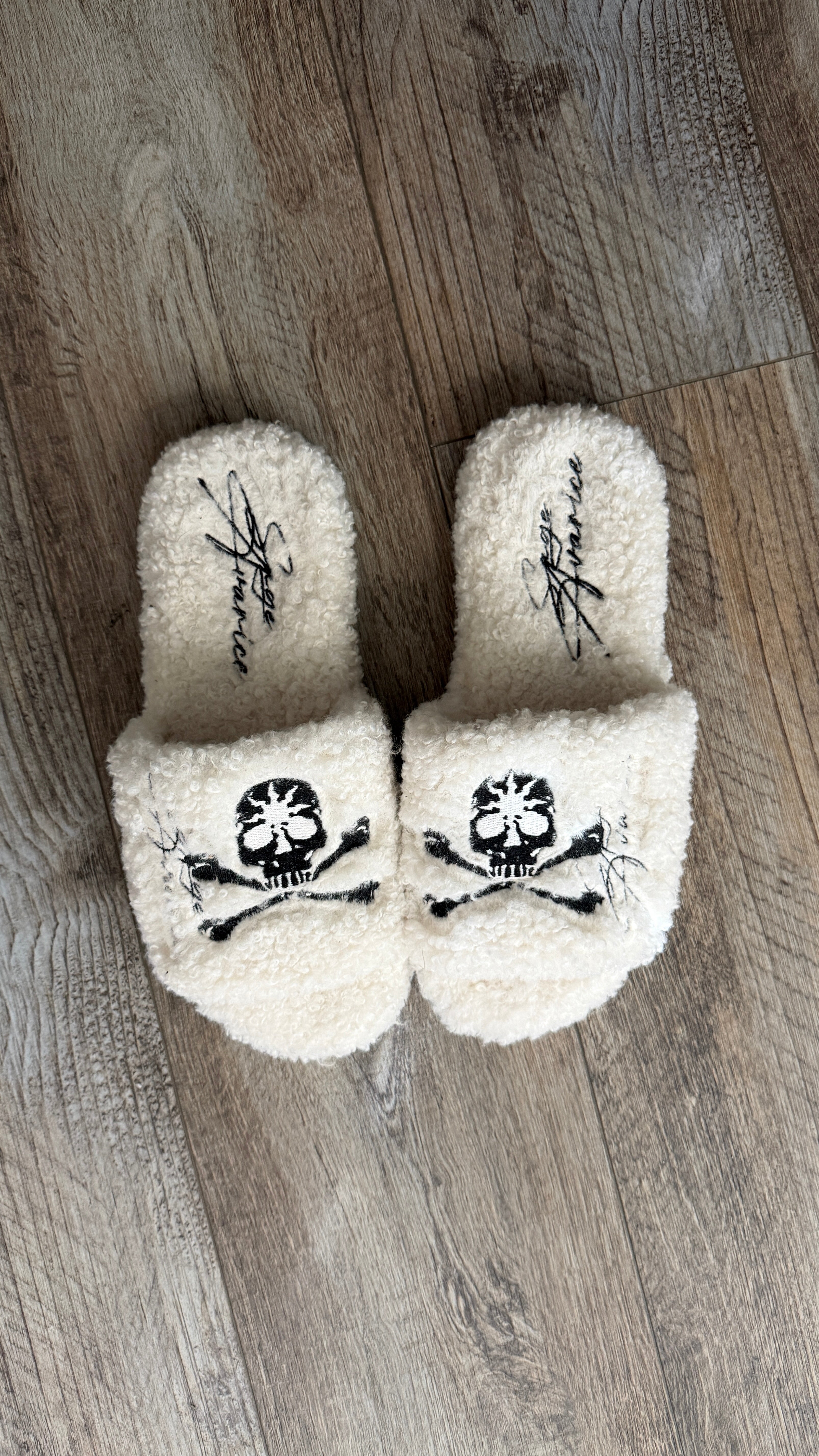 “KAMI” BONE FUR SLIDES