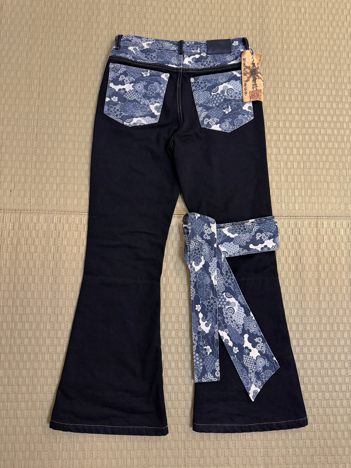“UTSUROI” JEANS
