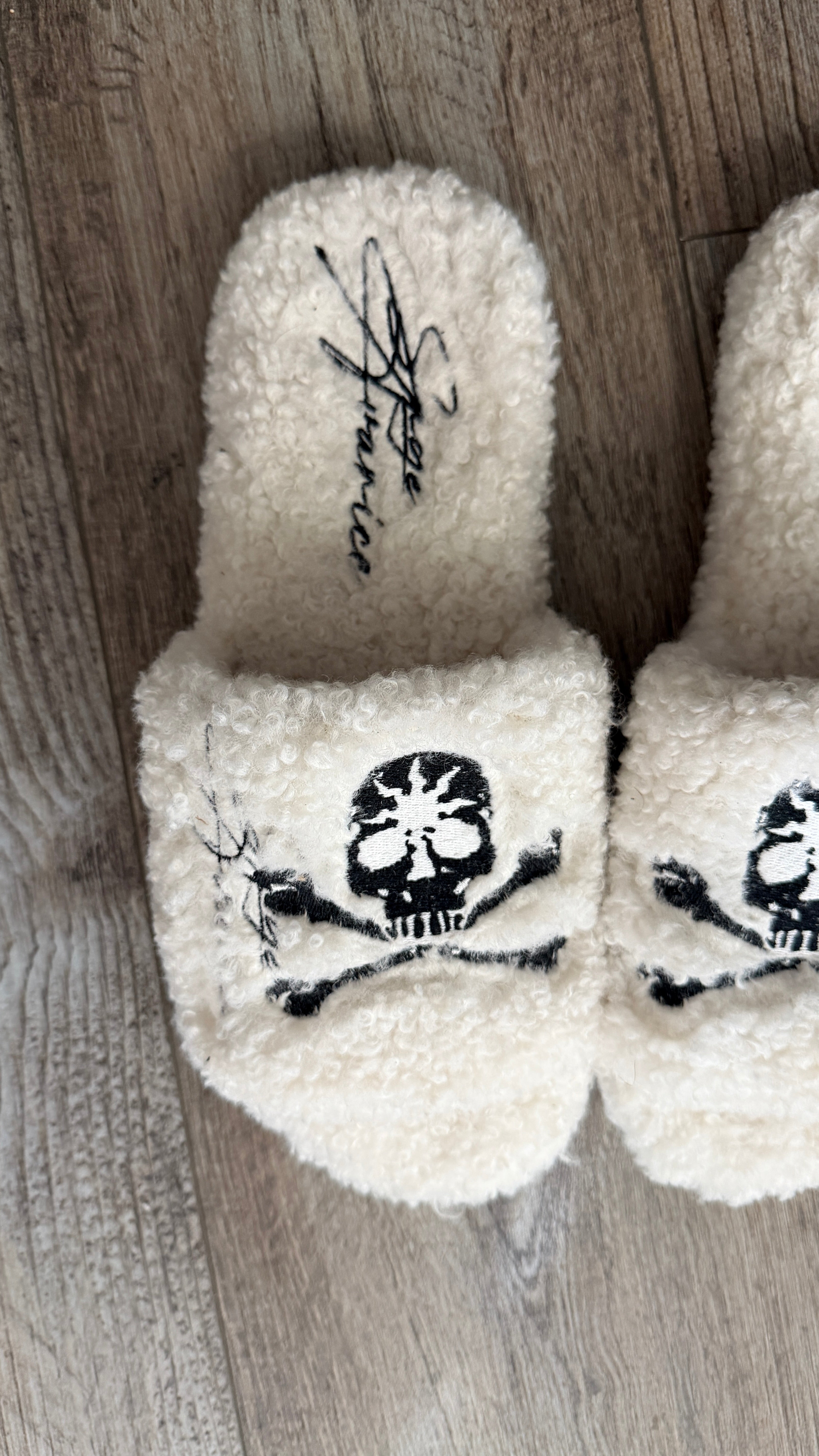 “KAMI” BONE FUR SLIDES