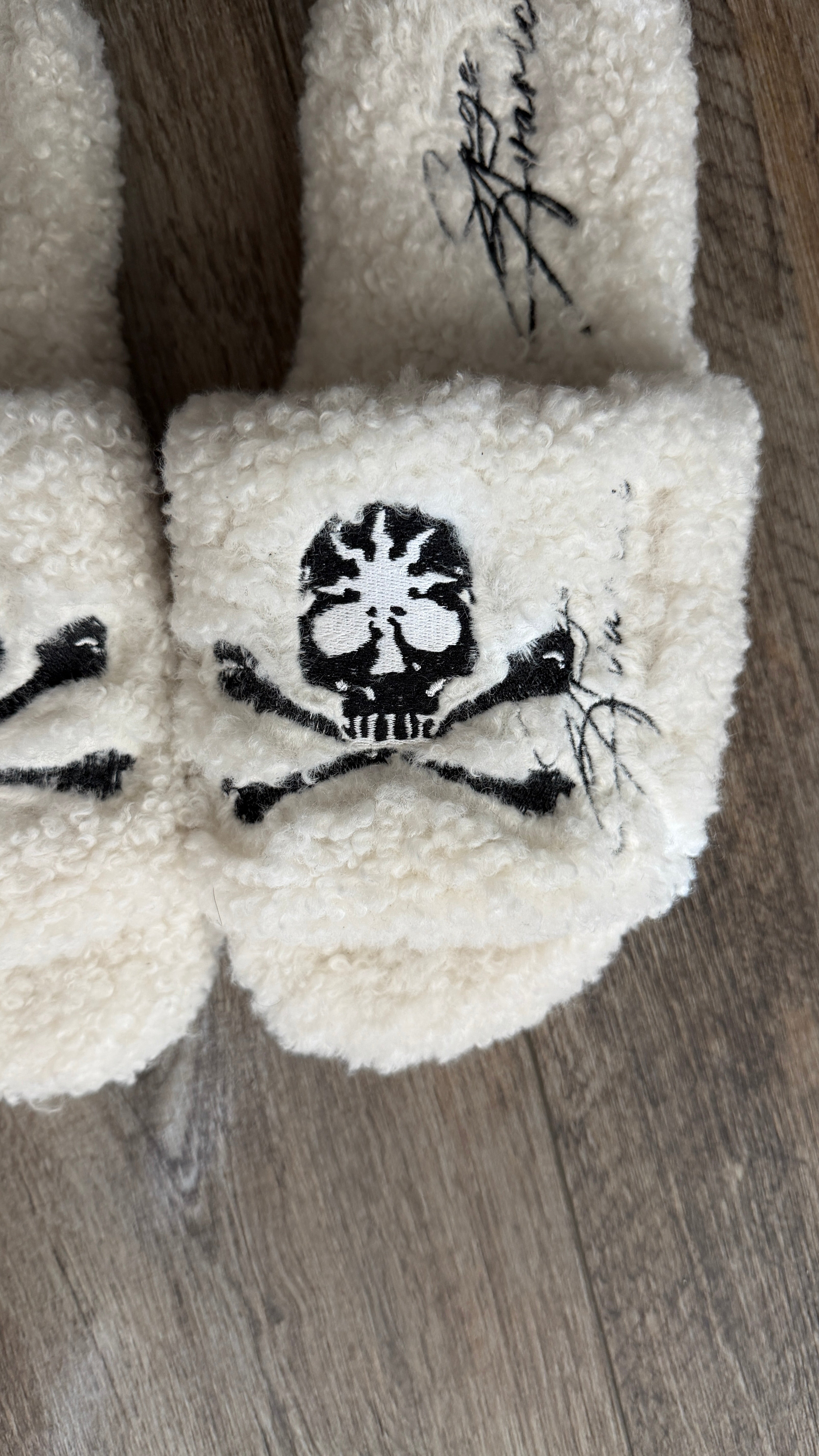 “KAMI” BONE FUR SLIDES
