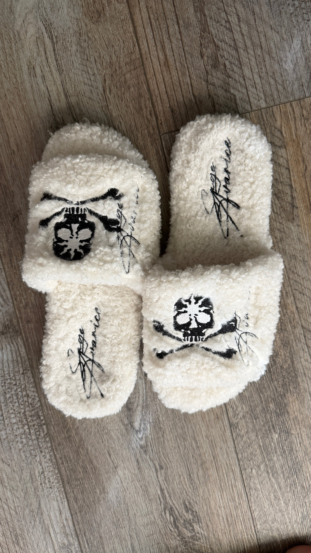 “KAMI” BONE FUR SLIDES